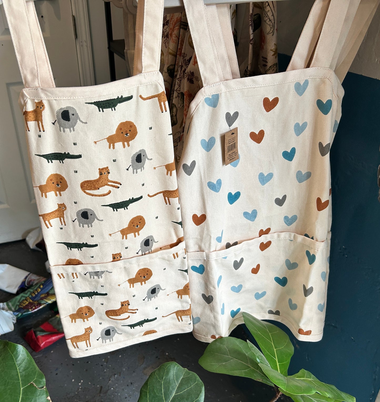 Cotton Cross Back Printed Child Apron with 3 Pockets, 2 Styles